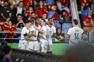 Joël Monteiro (au centre) félicité par ses coéquipiers après avoir inscrit son premier but en équipe nationale.
